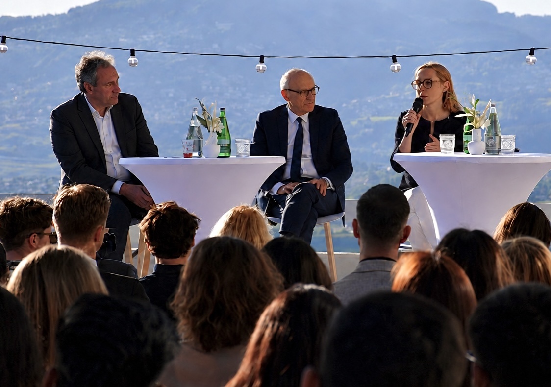 Table ronde WEL en plein air avec trois intervenants devant un public