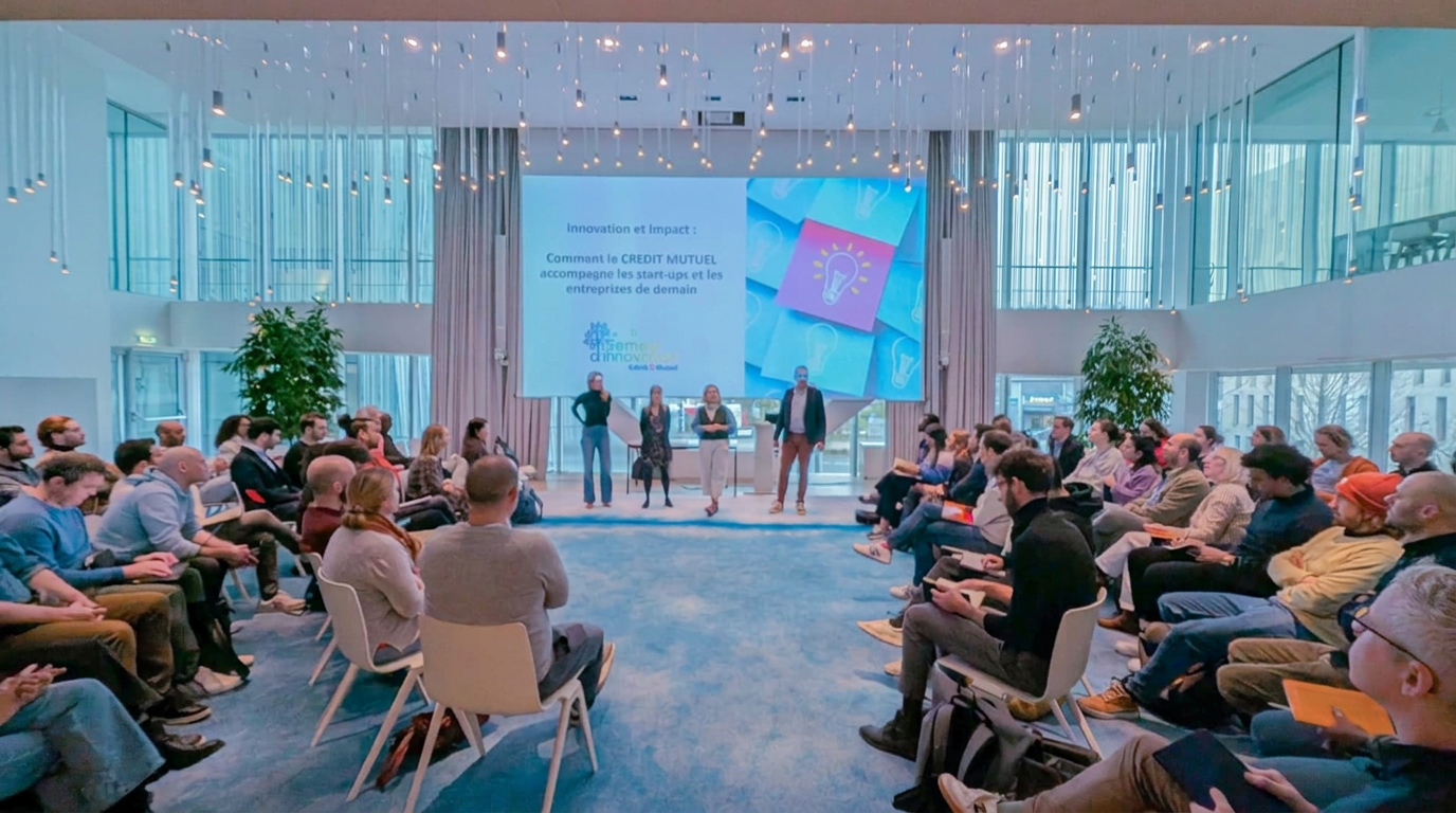Conférence WEL : intervenantes et intervenants sur scène devant une assemblée d'entreprises engagées pour l'égalité professionnelle
